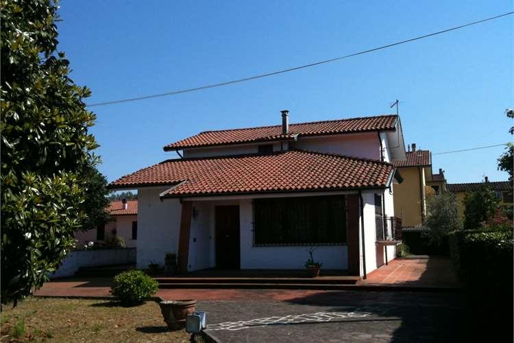 Casa singola in  Vendita  a Lucca   10 vani  260 mq  foto 1