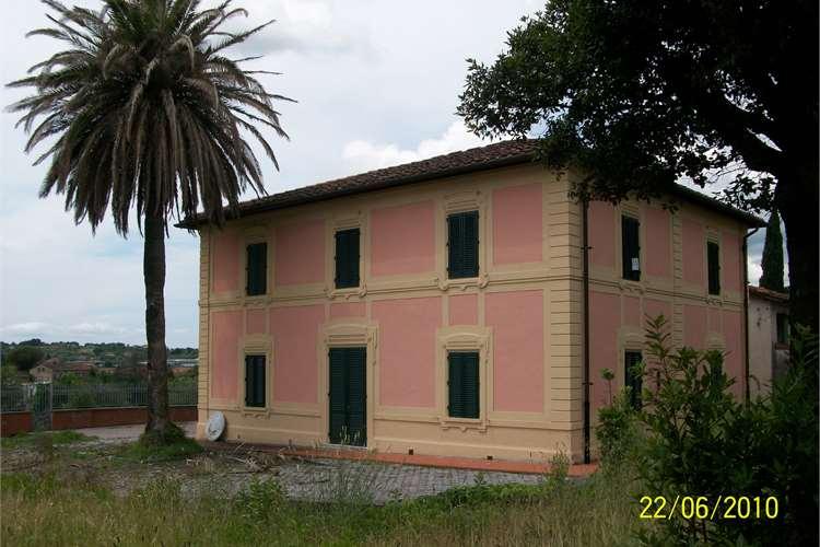 Villa in  Vendita  a Pescia   13 vani  300 mq  foto 1