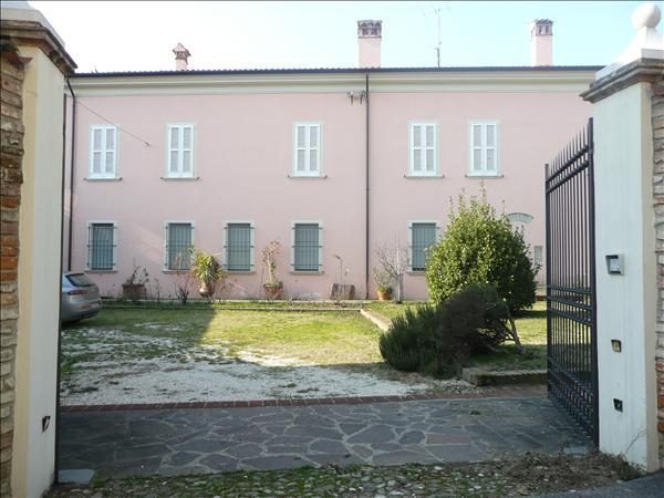 Villa in  Vendita  a Castiglione delle Stiviere    300 mq  foto 2