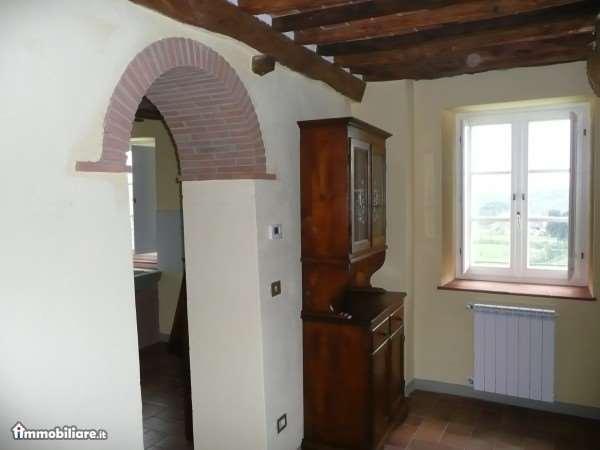 Porzione di casa in  Vendita  a Capannori   7 vani  240 mq  foto 3