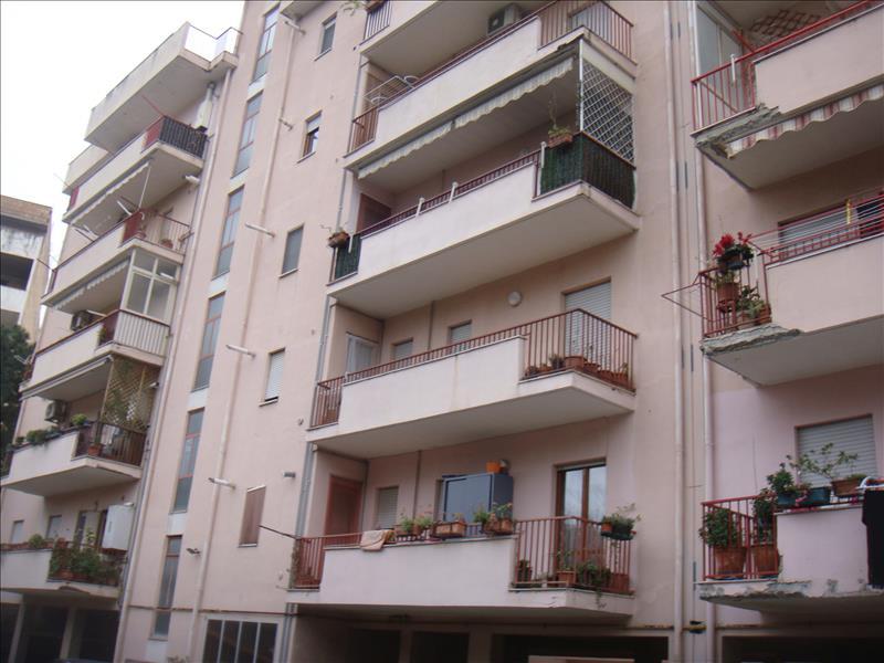 Appartamento in  Vendita  a Reggio Calabria   8 vani  120 mq  foto 1