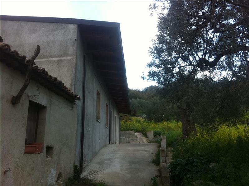 Casa singola in  Vendita  a Gioiosa Ionica   5 vani  120 mq  foto 1